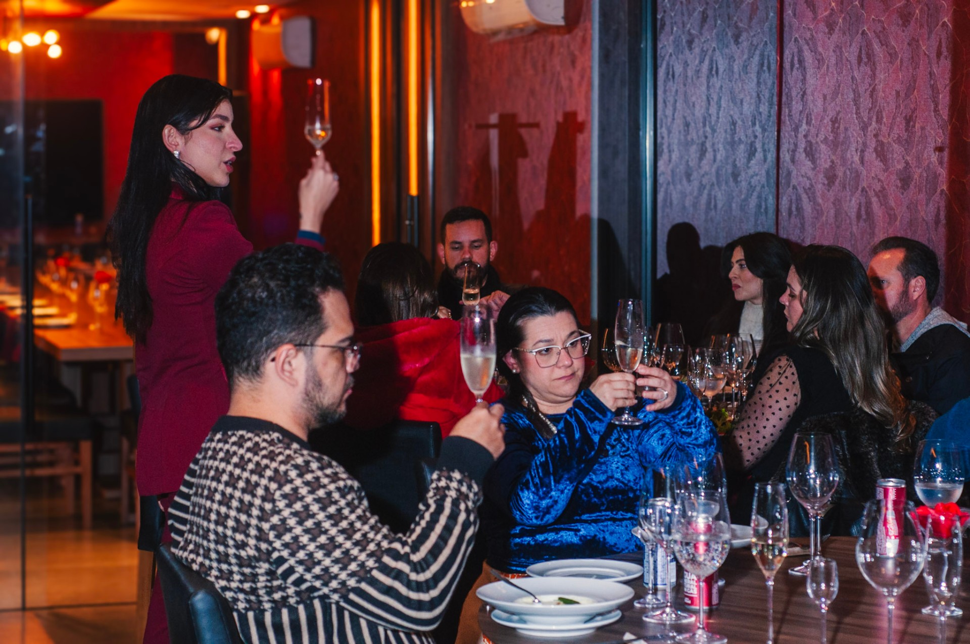 Experiência guiada de vinhos da El Vinos, com sommelier e convidados